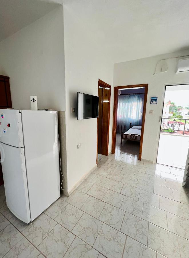 Atlantis Apartments Nea Vrasna Bagian luar foto