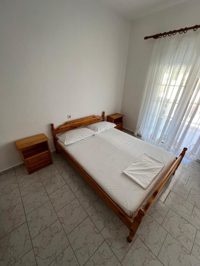 Atlantis Apartments Nea Vrasna Bagian luar foto