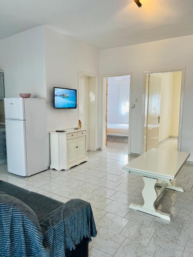 Atlantis Apartments Nea Vrasna Bagian luar foto