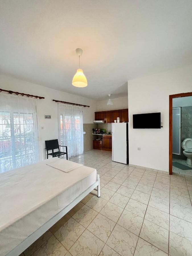 Atlantis Apartments Nea Vrasna Bagian luar foto